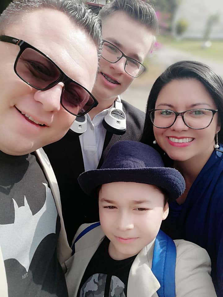 Dragoș Dolănescu, alături de cei doi fii și de soția Melissa