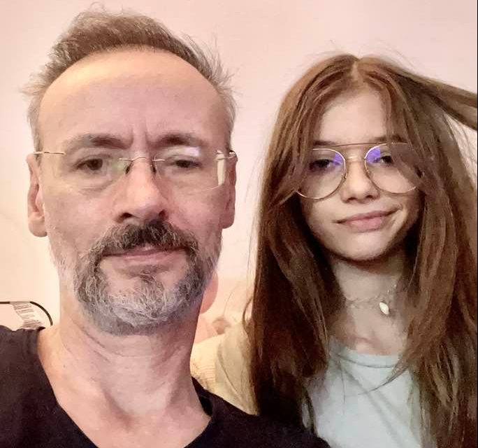 Alături de fiica lui, Mikaela, care i-a moștenit talentul la desen