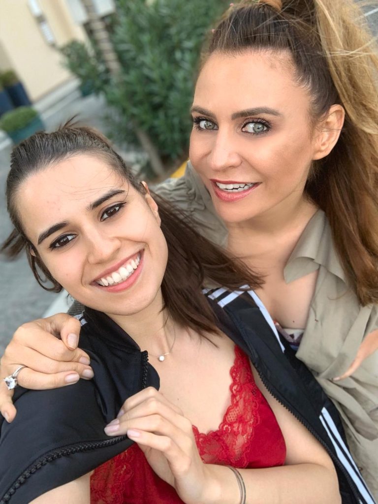 Adina își adoră fata, care o ajută în afaceri