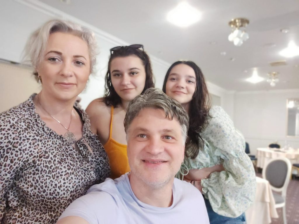 Alături de Laura și de fiicele soției