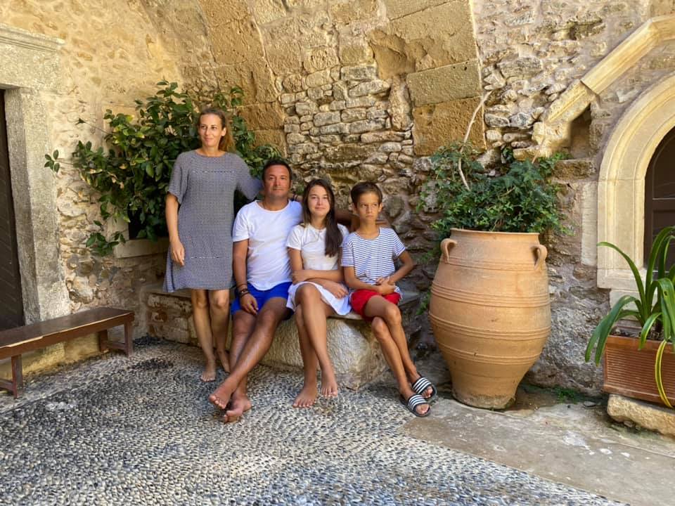 Daniel Buzdugan petrece toate vacanțele de vară în Grecia, alături de copii și de soție