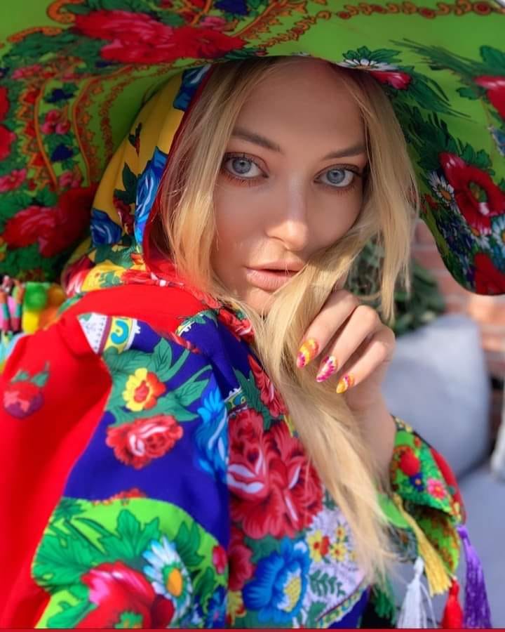 Delia investește enorm în haine