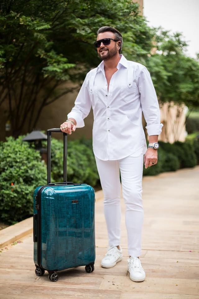 Deși mereu pe drumuri, pentru Cătălin Botezatu acasă înseamnă România