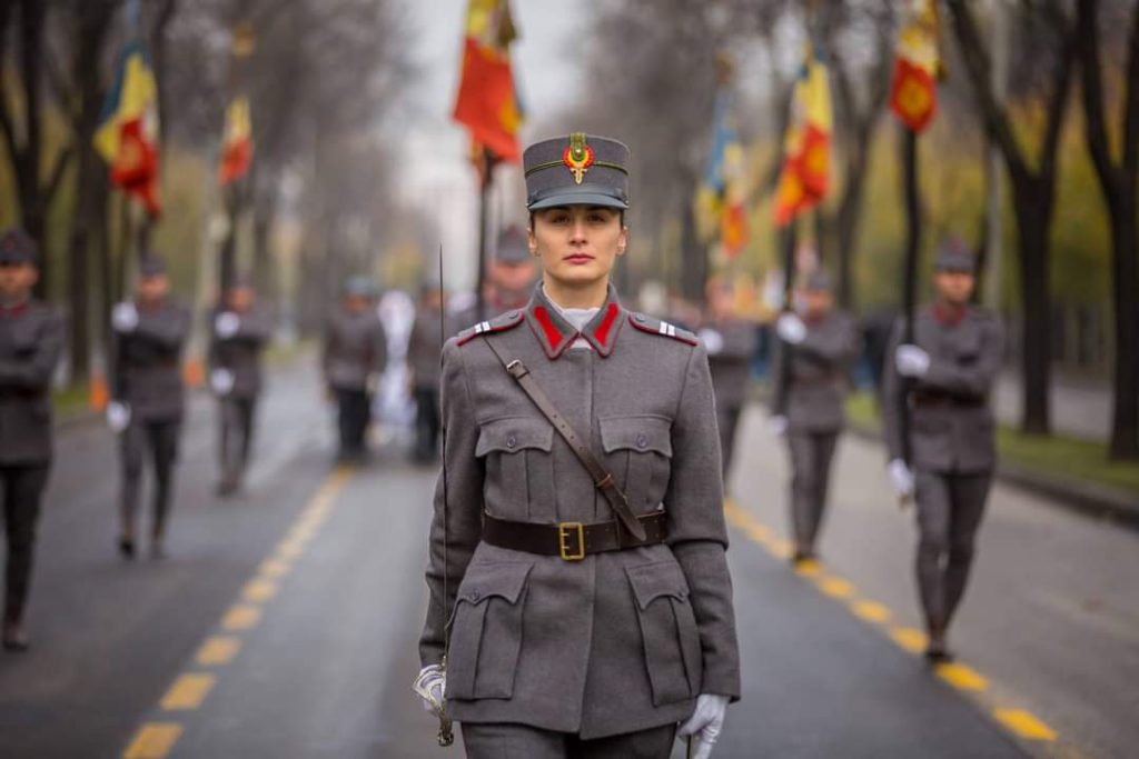 Căpitan Ecaterina Isabela Diaconu în timpul ceremoniilor militare