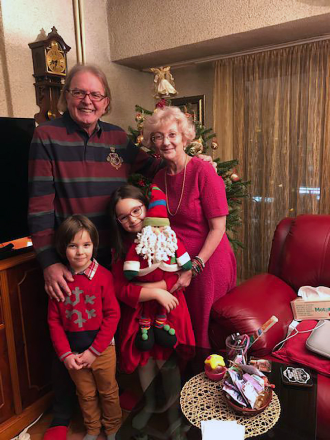 Ducu Bertzi, alături de soție și de nepoți