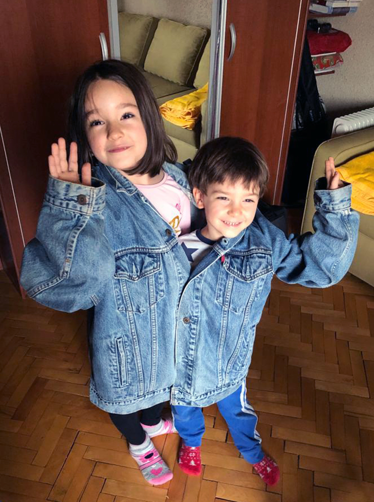 Nepoții artistului s-au înghesuit în geaca lui de blugi