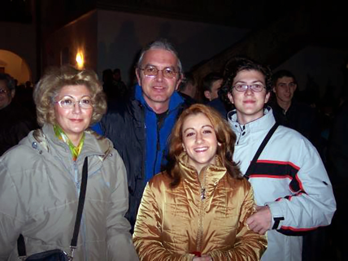 Ducu Bertzi alături de soție, fiică și fiu