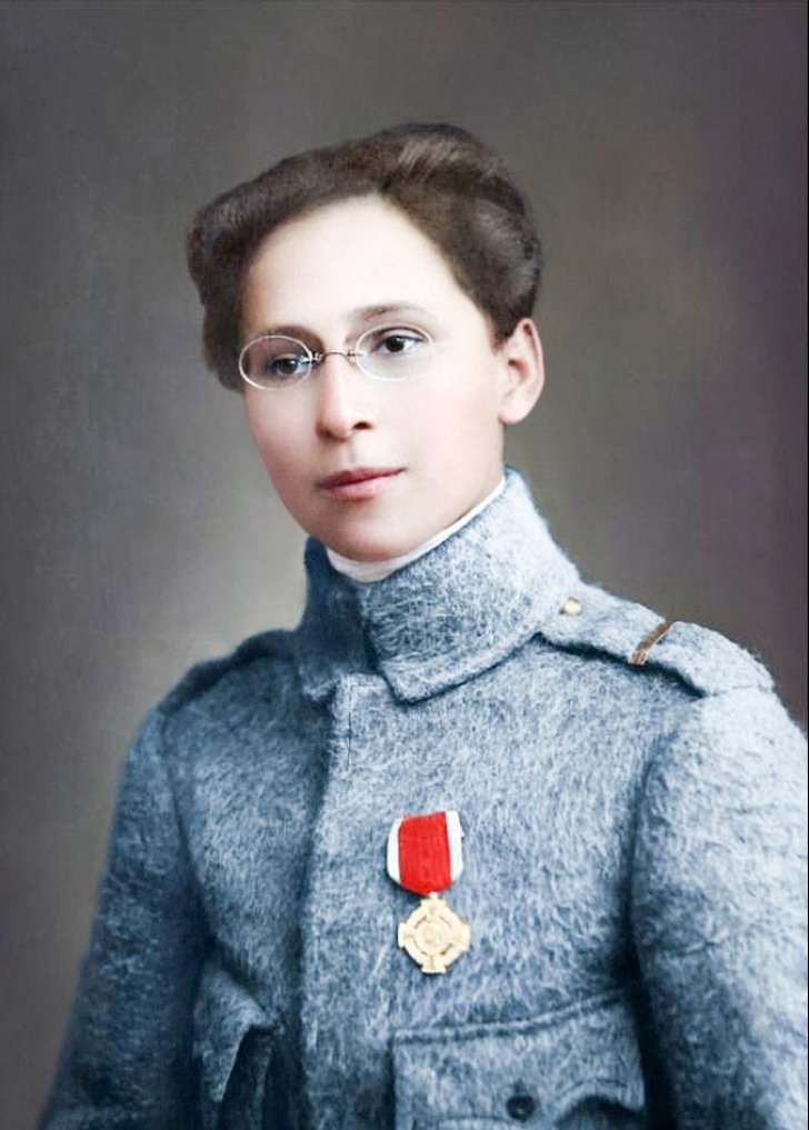 Aceasta este uniforma purtată de Ecaterina Teodoroiu și preluată acum de căpitan Diaconu