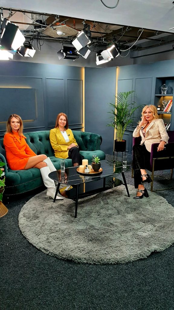 Dana Săvuică, gazda emisiunii Ego Life, alături de invitatele sale, Carmen Negoiță și Bianca Pescaru