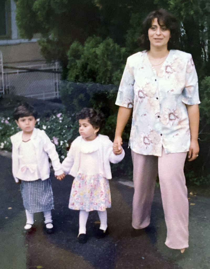 Eugenia cu mămică și cu surioara ei