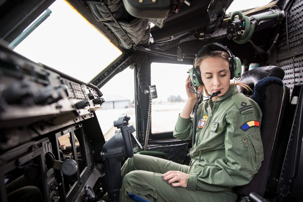 România se mândrește cu femei în armată, iar căpitanul Diana Apostol a reușit să fie un pilot militar iscusit