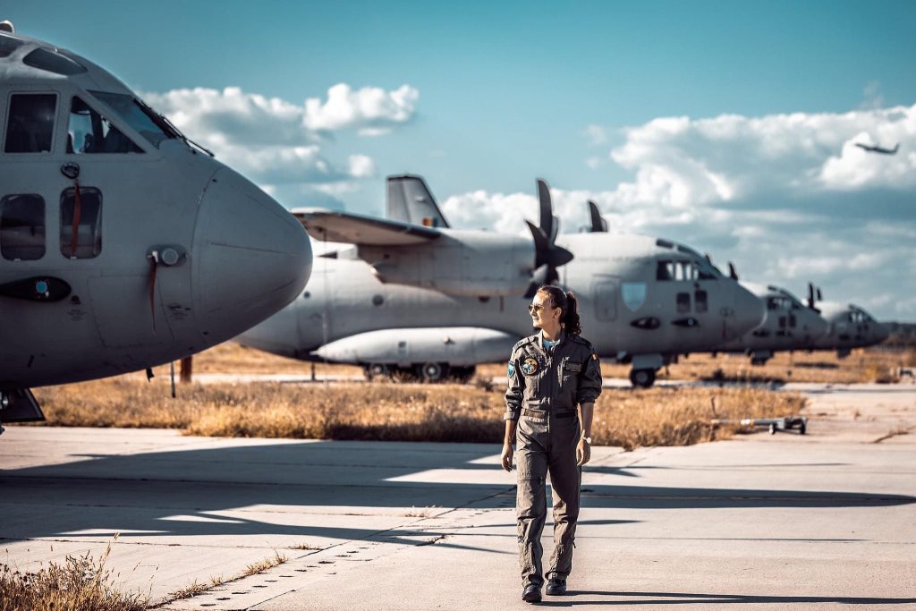 Diana Apostol rămâne la fel de feminină și în uniforma militară