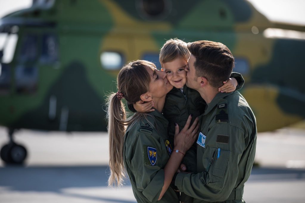 La fel ca multe femei în armată, Diana are un soț tot în uniformă militară și o familie fericită