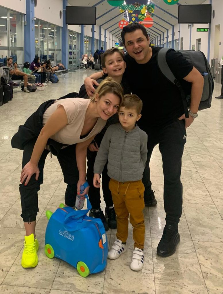 Cove, alături de cei doi băieți ai lui și de soție