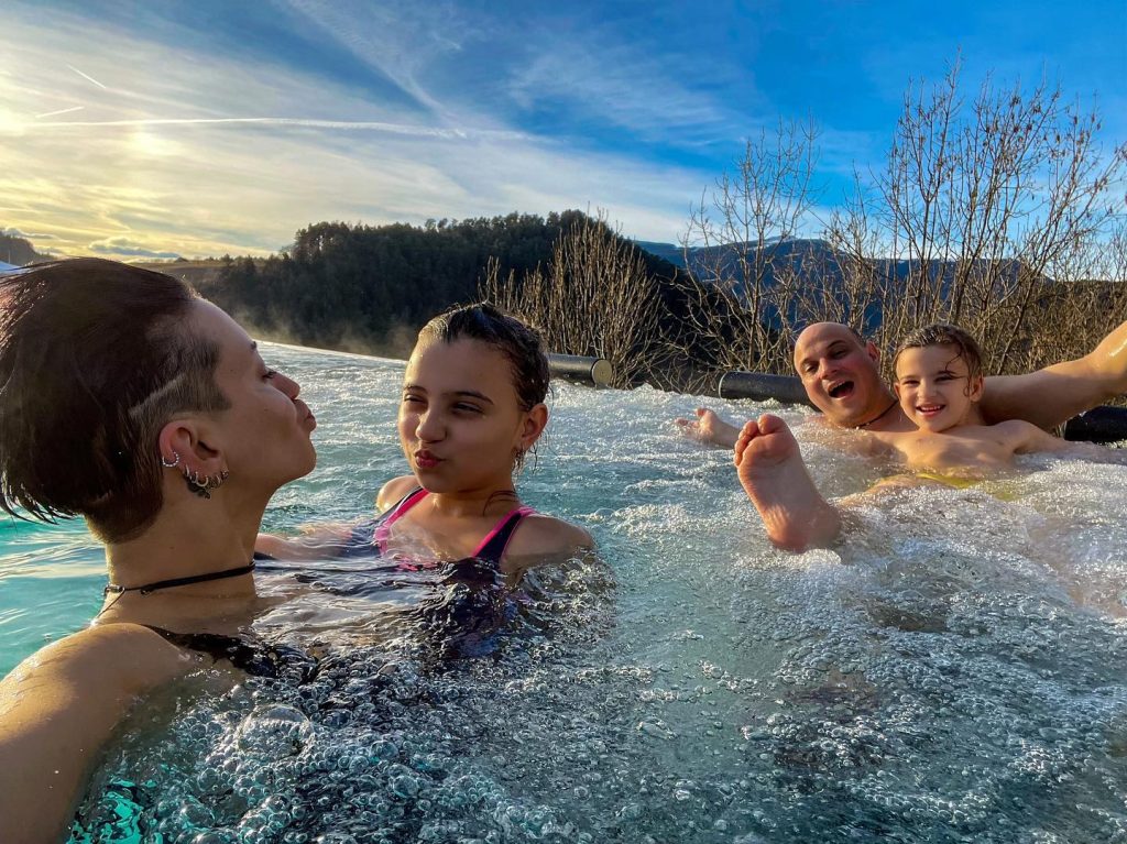 Artista alături de soț și de cei doi copii, Antonia și Mika