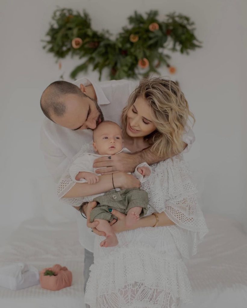 Influencerul Deea Codrea și-a petrecut primele două luni după naștere doar cu partenerul ei și cu fiul lor