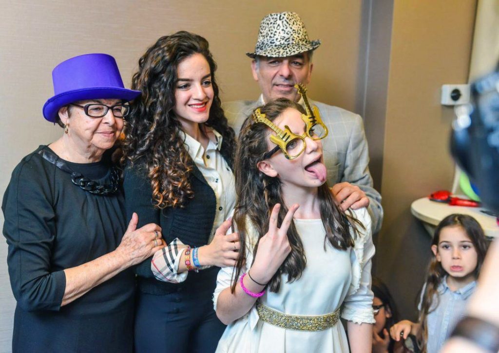 Joseph Hadad, unul dintre jurații MasterChef, alături de mama lui și de cele două fiice