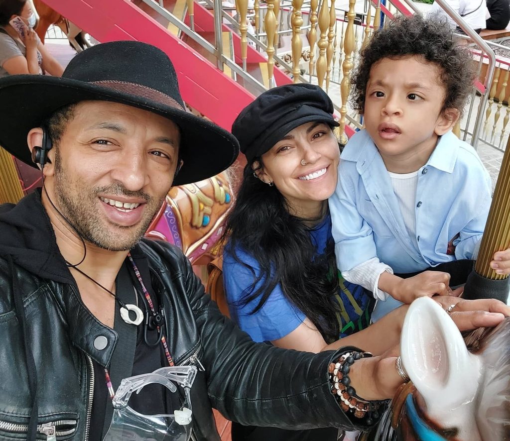 Alături de fiu și de fosta lui soție