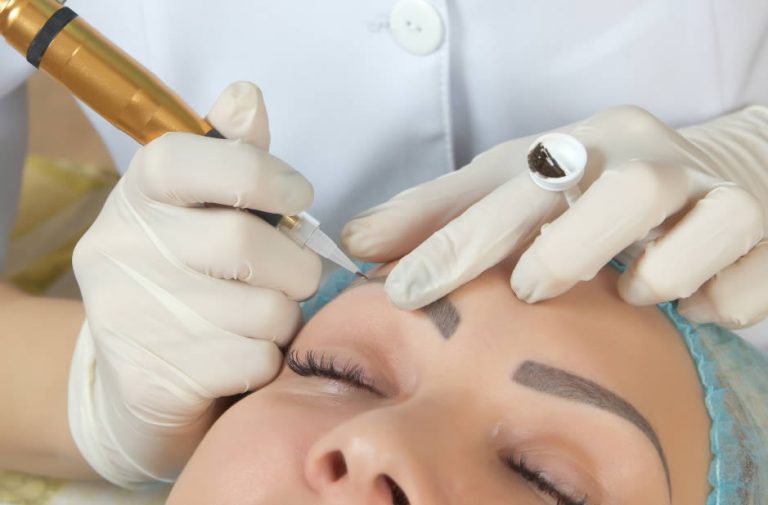 Diferența între micropigmentare și microblading. Tot ce trebuie să știi despre aceste proceduri de stilizare a sprâncenelor