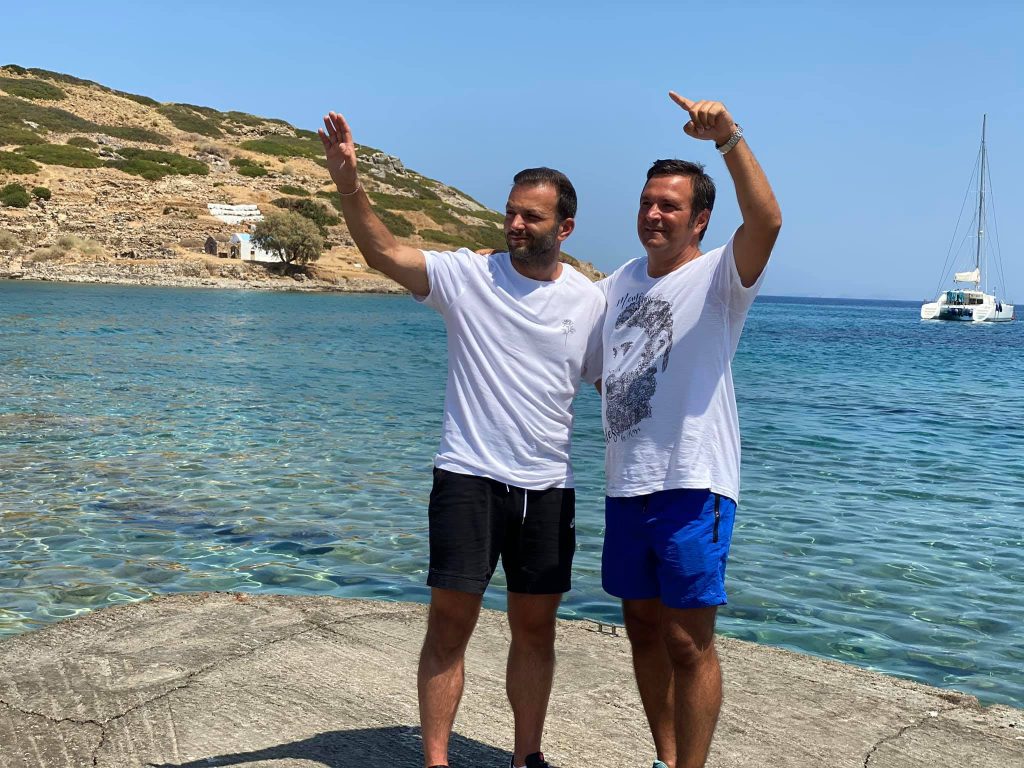 L-a convins și pe Mihai Morar să-l însoțească în satele elene