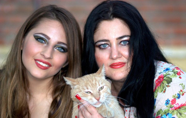 Mama s-a îndrăgostit de prietenul meu. Sunt îngrozită de comportamentul ei