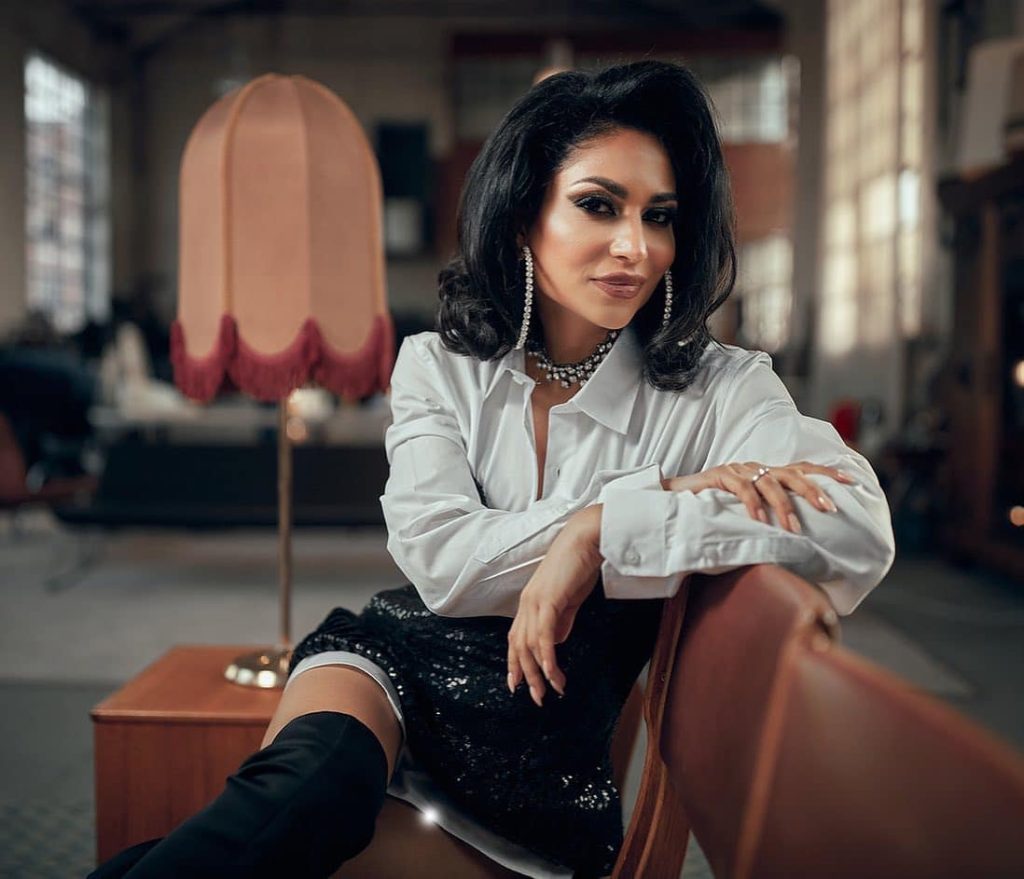 Revine în atenția publicului cu o emisiune online de interviuri cu nume importante din toate domeniile