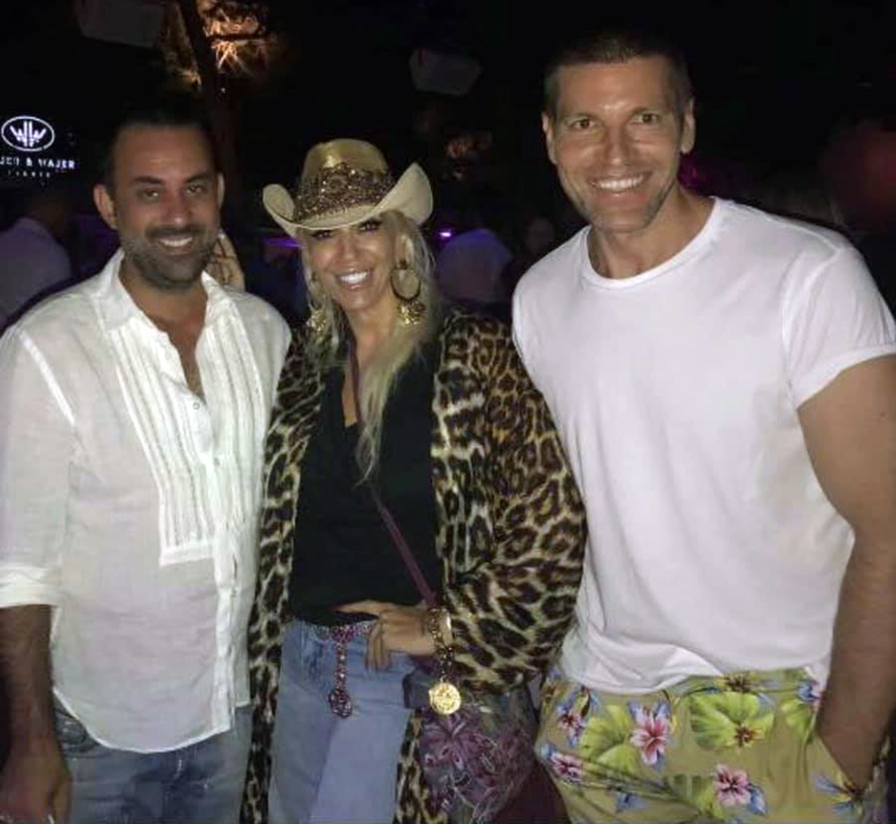 Raluca alături de soțul ei, Florin și de tatăl fiului ei, Vali Pungă