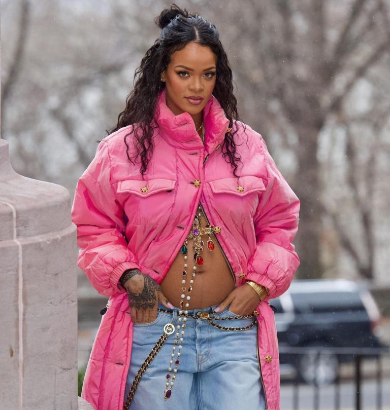 Rihanna reinventează stilul vestimentar în timpul sarcinii. Artista nu renunţă la hainele transparente şi provocatoare