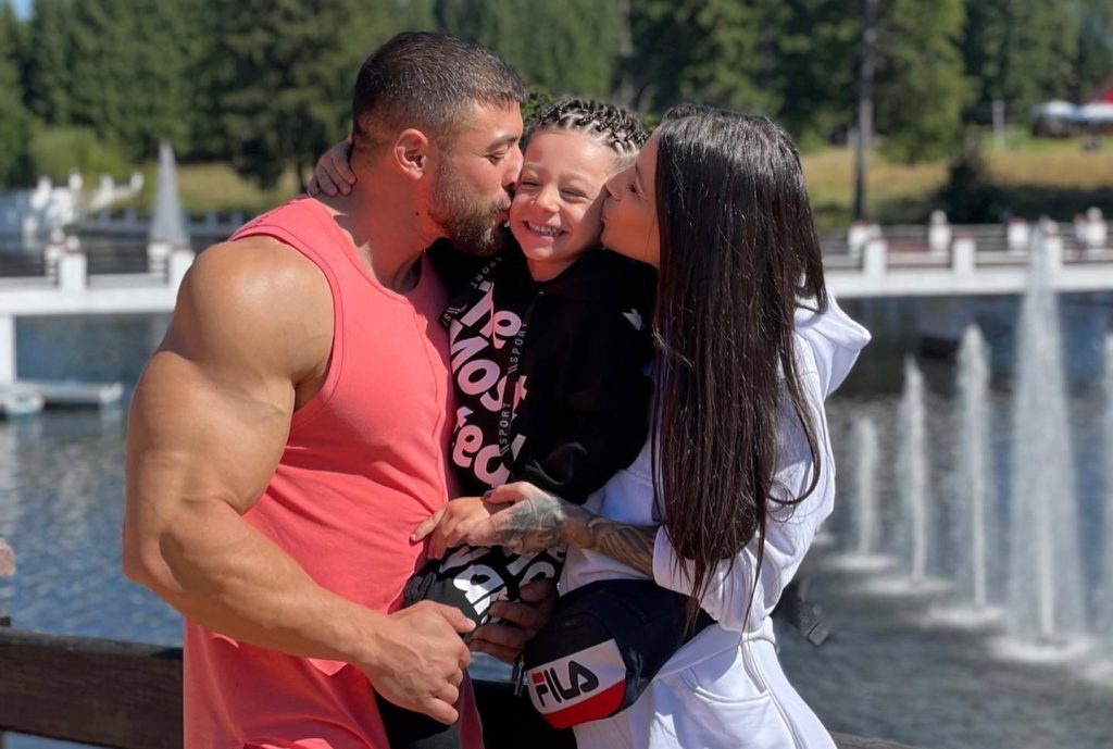 Roxana Vancea îl adoră pe Milan, fiul soțului ei din prima căsătorie