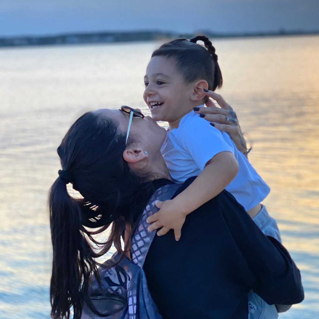 Între vedetă și fiul soțului ei a fost dragoste la prima vedere