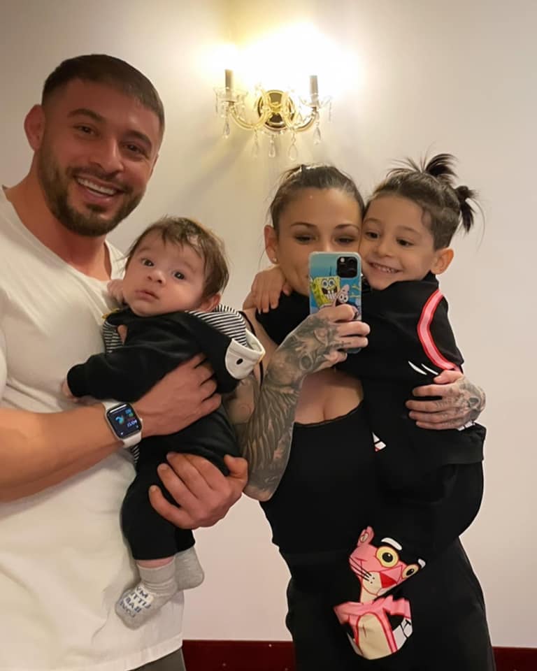 Alături de frumoasa ei familie, soț și cei doi băieți