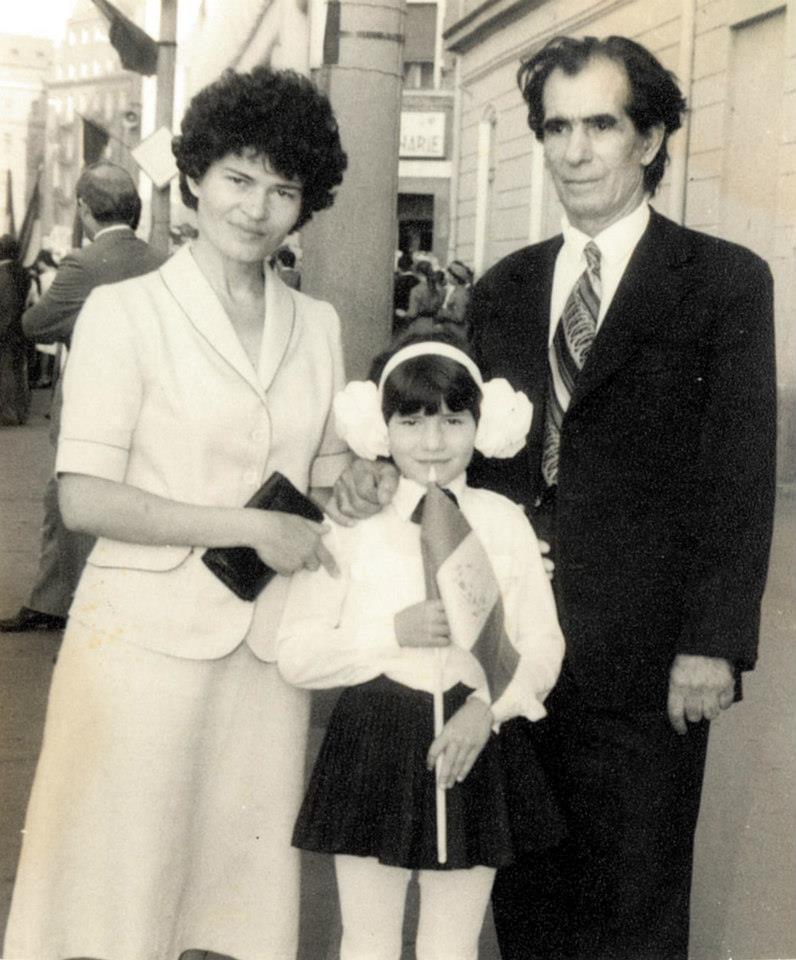 Alături de părinții ei