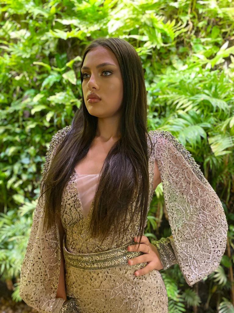 Acum strălucește în lumina reflectoarelor, pe marile scene