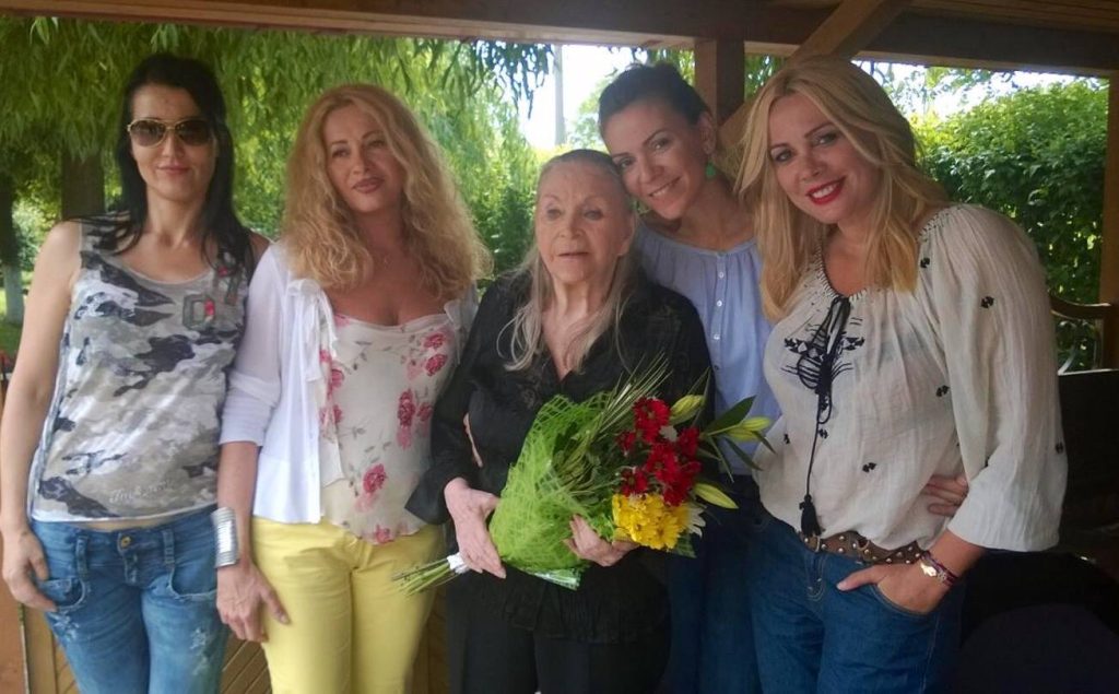 Maria, alături de Dana Săvuică și de regretata Mama Zina, cea care le-a lansat în lumea modei