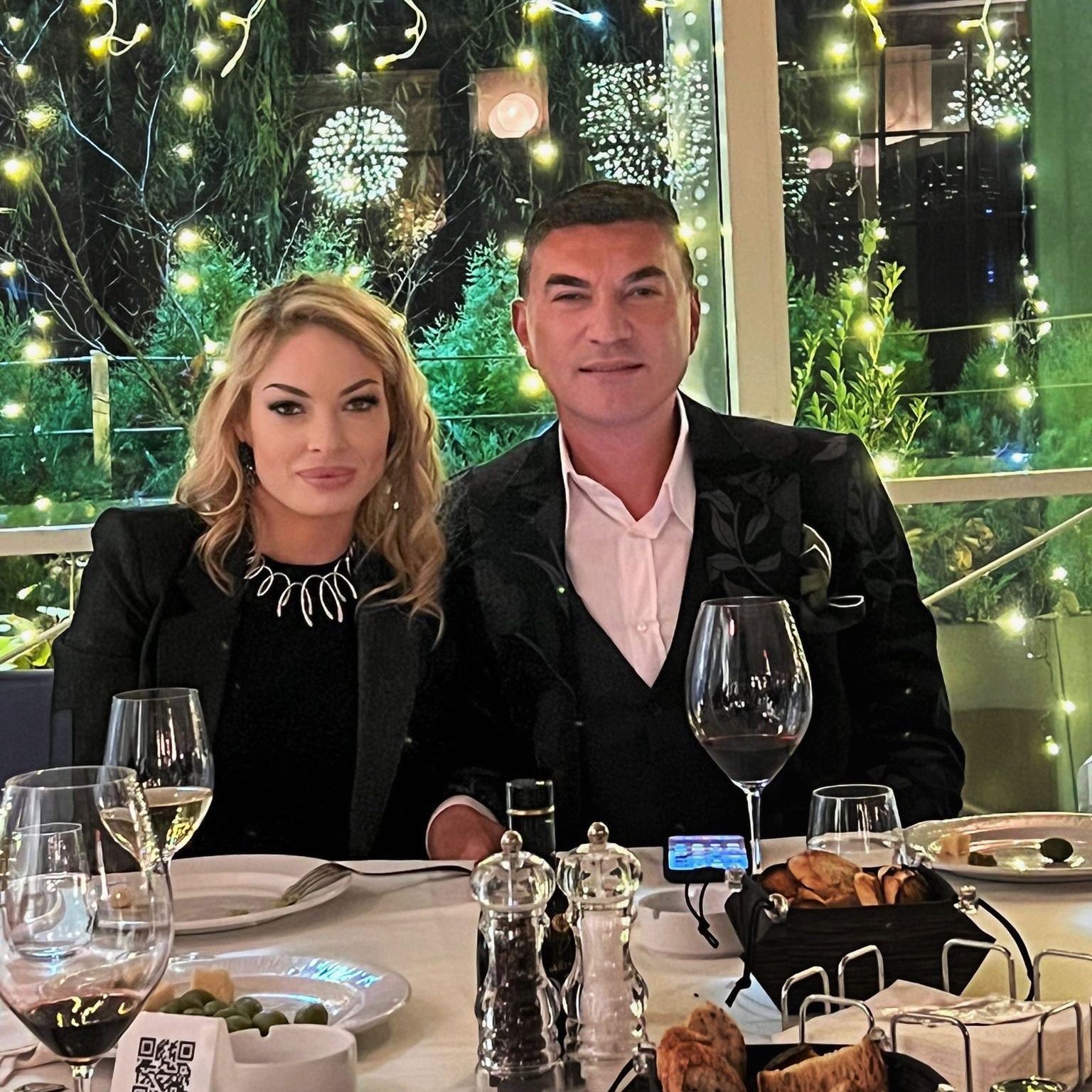 Valentina Pelinel are trei copii, dar nu renunta la momentele romantice cu Cristi Borcea