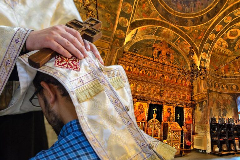 Preotul Mirea Vârtejanu: „Cel care nu dorește să se împărtășească cu aceeași linguriță, ăla nu are credință în el”. Ce trebuie să mărturisim la Sfânta Spovedanie EXCLUSIV