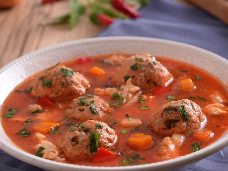 Ciorbă de perişoare, reţeta bunicii. Trucuri ca să îţi iasă delicioasă