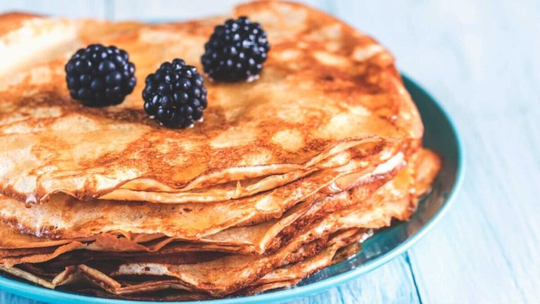 Cum menţii clătitele calde mai mult timp. Trucuri ca să nu se întărească