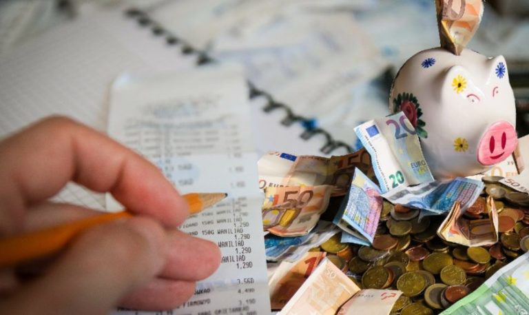 Cum poţi cheltui mai puţini bani pe mâncare. Greşeli care îţi golesc portofelul lunar