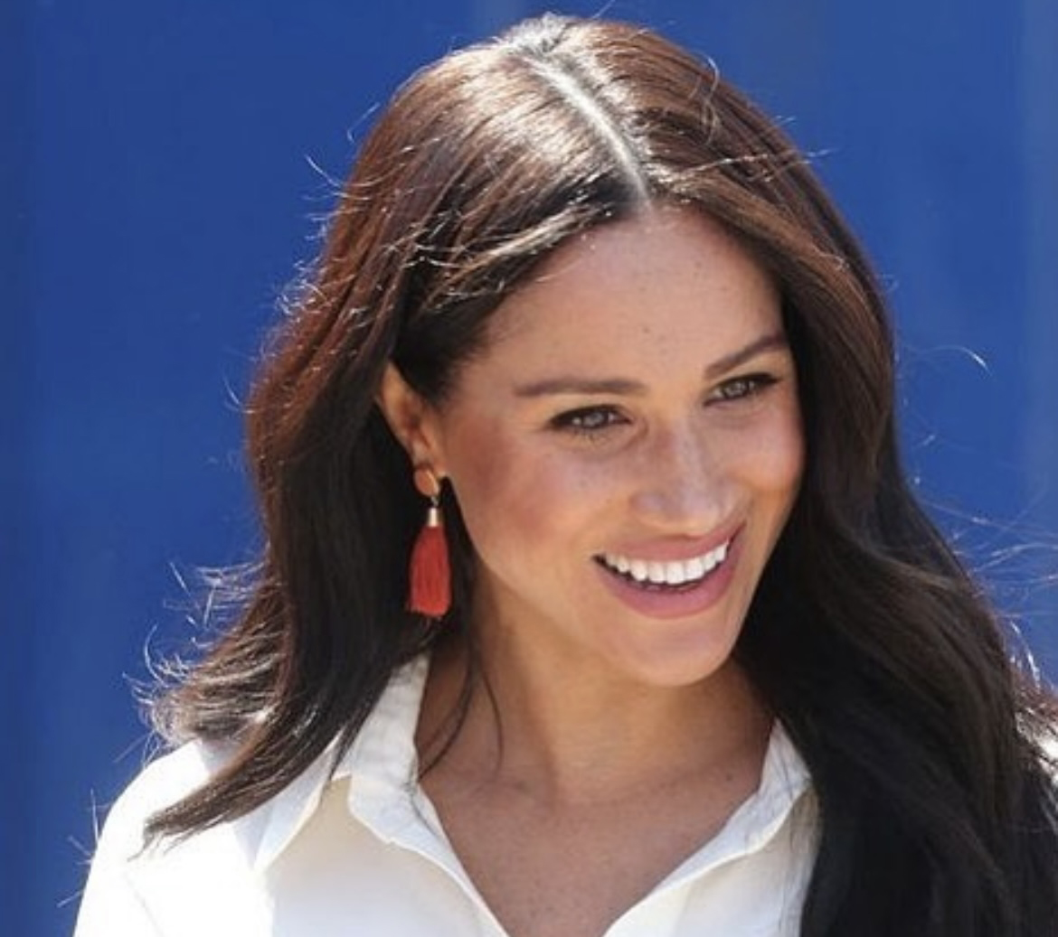 Cum să îţi faci bucle perfecte precum Meghan Markle