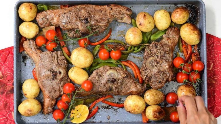 Cum se marinează carnea de miel. Trucuri utile pentru o friptură de Paşte delicioasă