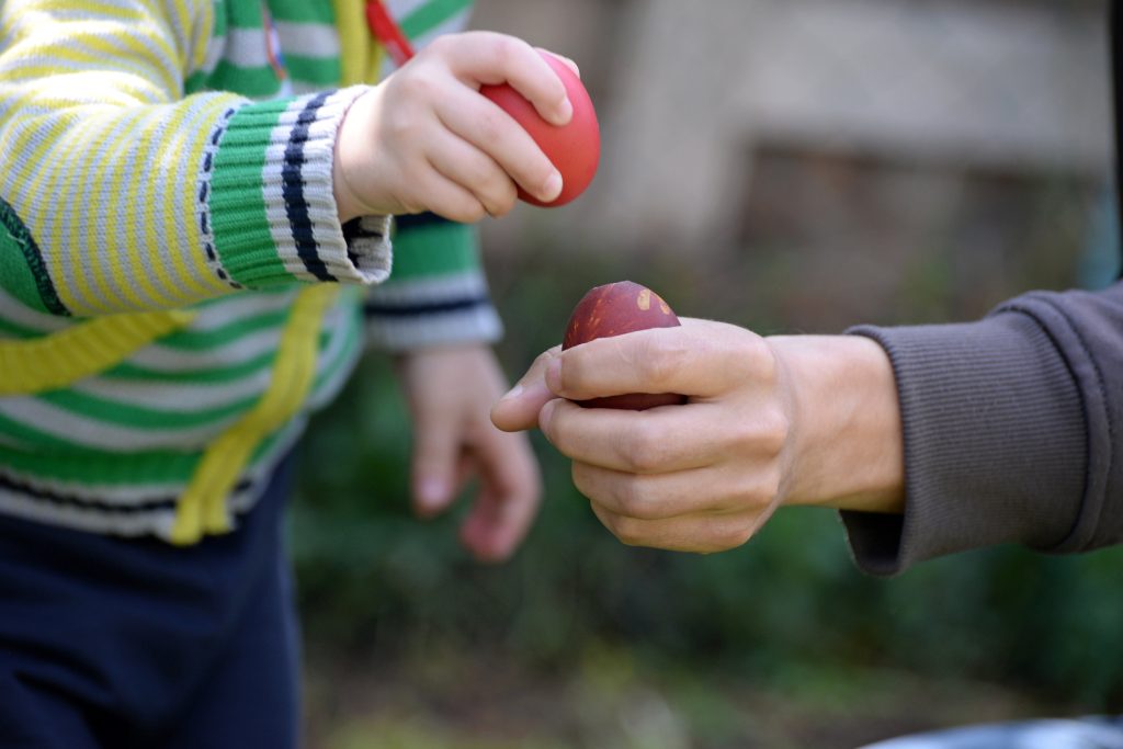 Tradiția obiceiului și de ce se ciocnesc ouă de Paște