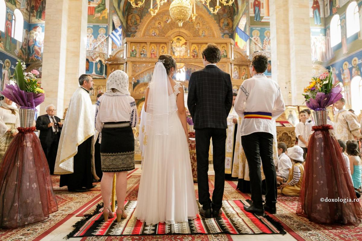 Este bine să ai două perechi de naşi la nuntă. Ce spun preoţii