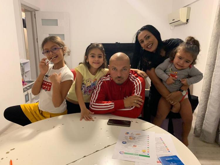 Puya alaturi de sotie si cele trei fiice