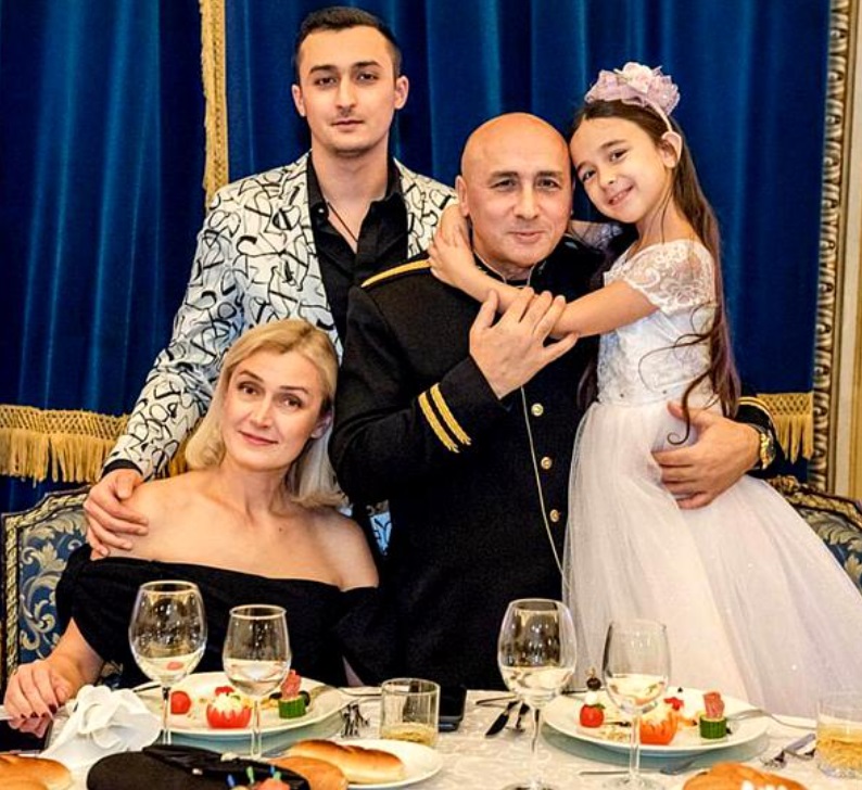 Marcel, cu soția cu fiica și fiul lor