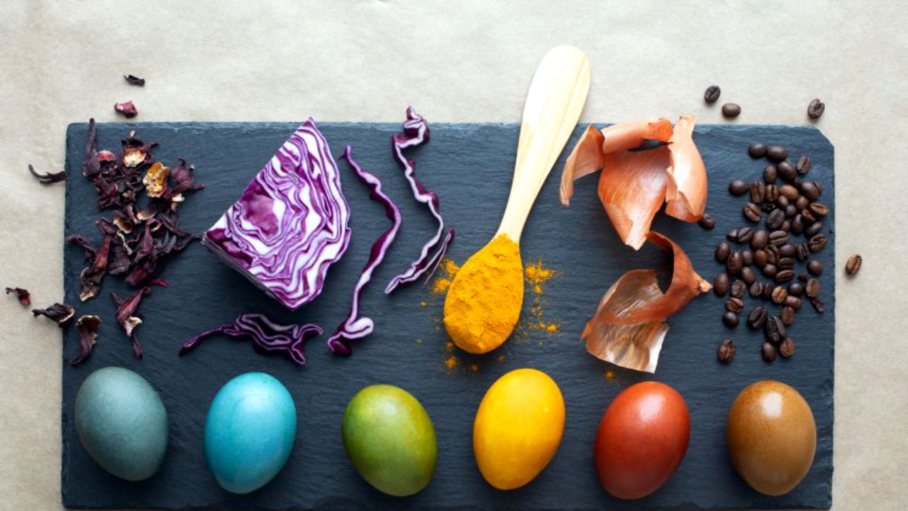 Ouă de Paşte vopsite natural