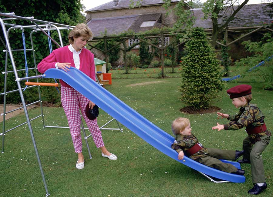 Pantalonii preferaţi ai Prinţesei Diana sunt din nou la modă