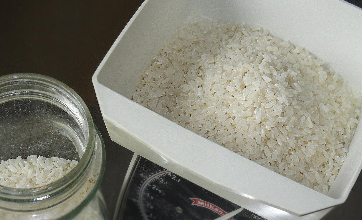 Pune orez în sticlele murdare şi lasă-l să acţioneze 