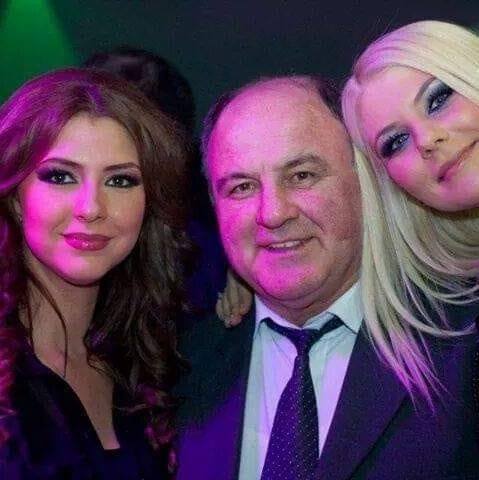 Adina cu sora si tatal ei