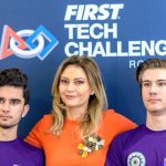 Dana Razboiu alaturi de tinerii pe care ii sustine cu ajutorul asociatiei „Natie prin educatie”